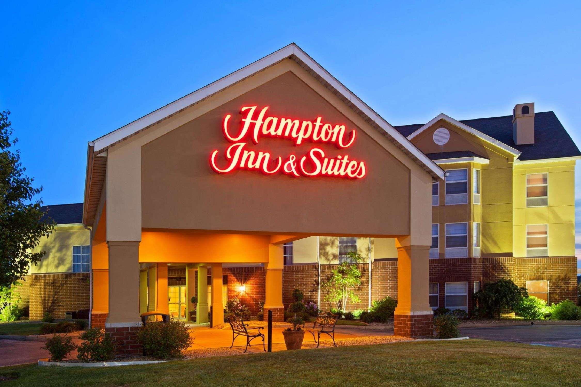Hampton Inn & Suites Cleveland-Southeast-Стритсборо Экстерьер фото