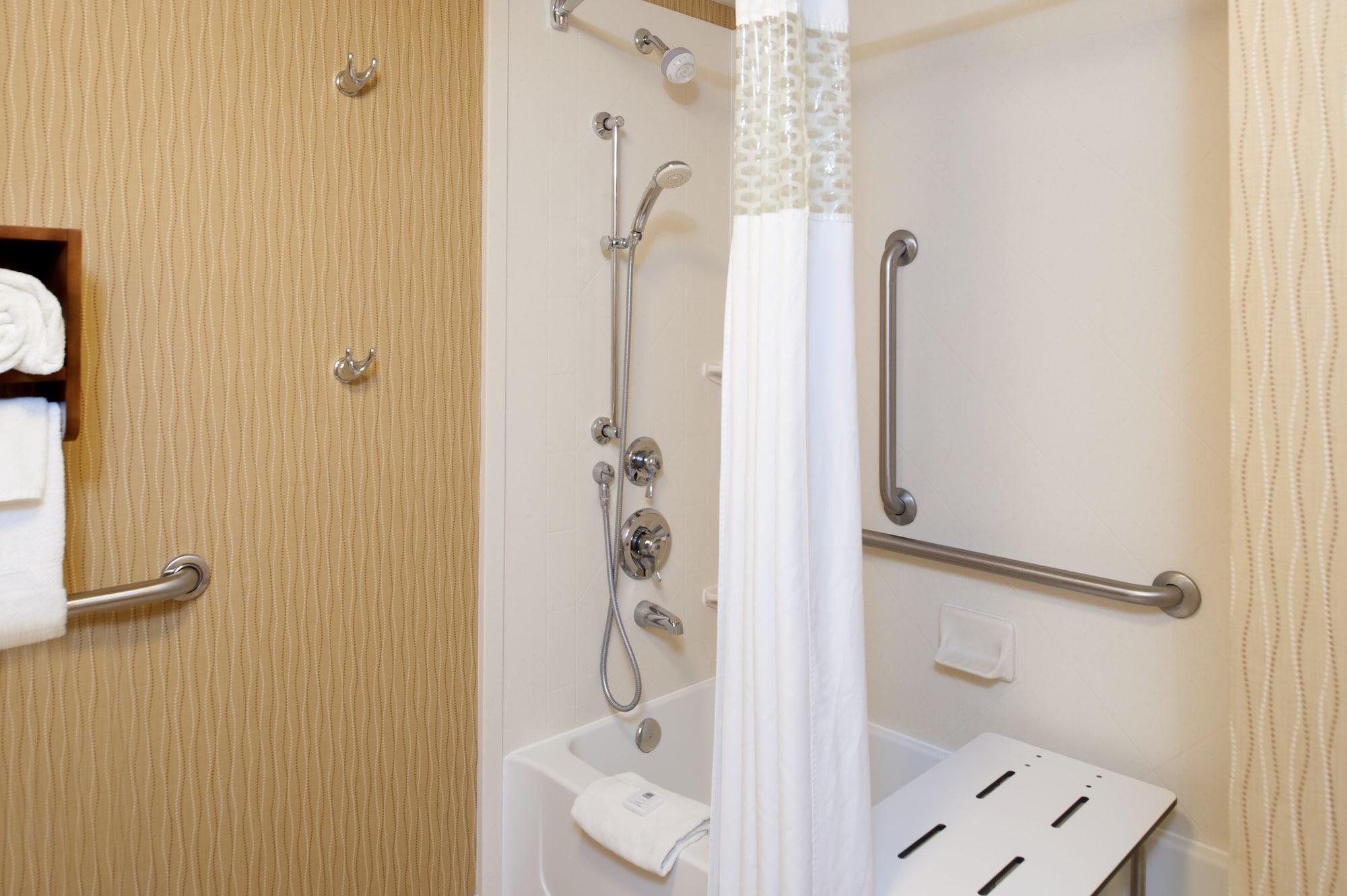 Hampton Inn & Suites Cleveland-Southeast-Стритсборо Экстерьер фото