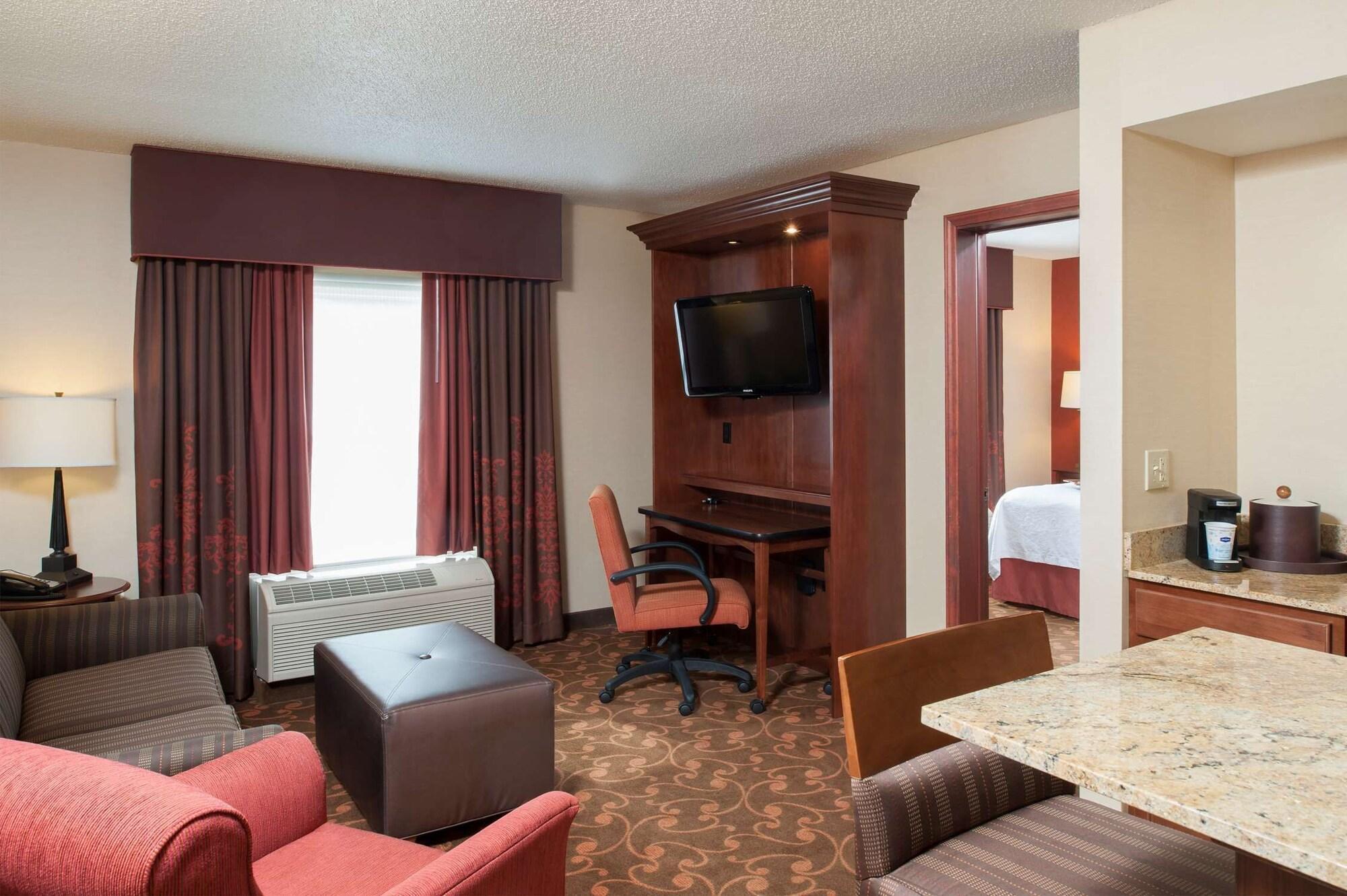 Hampton Inn & Suites Cleveland-Southeast-Стритсборо Экстерьер фото