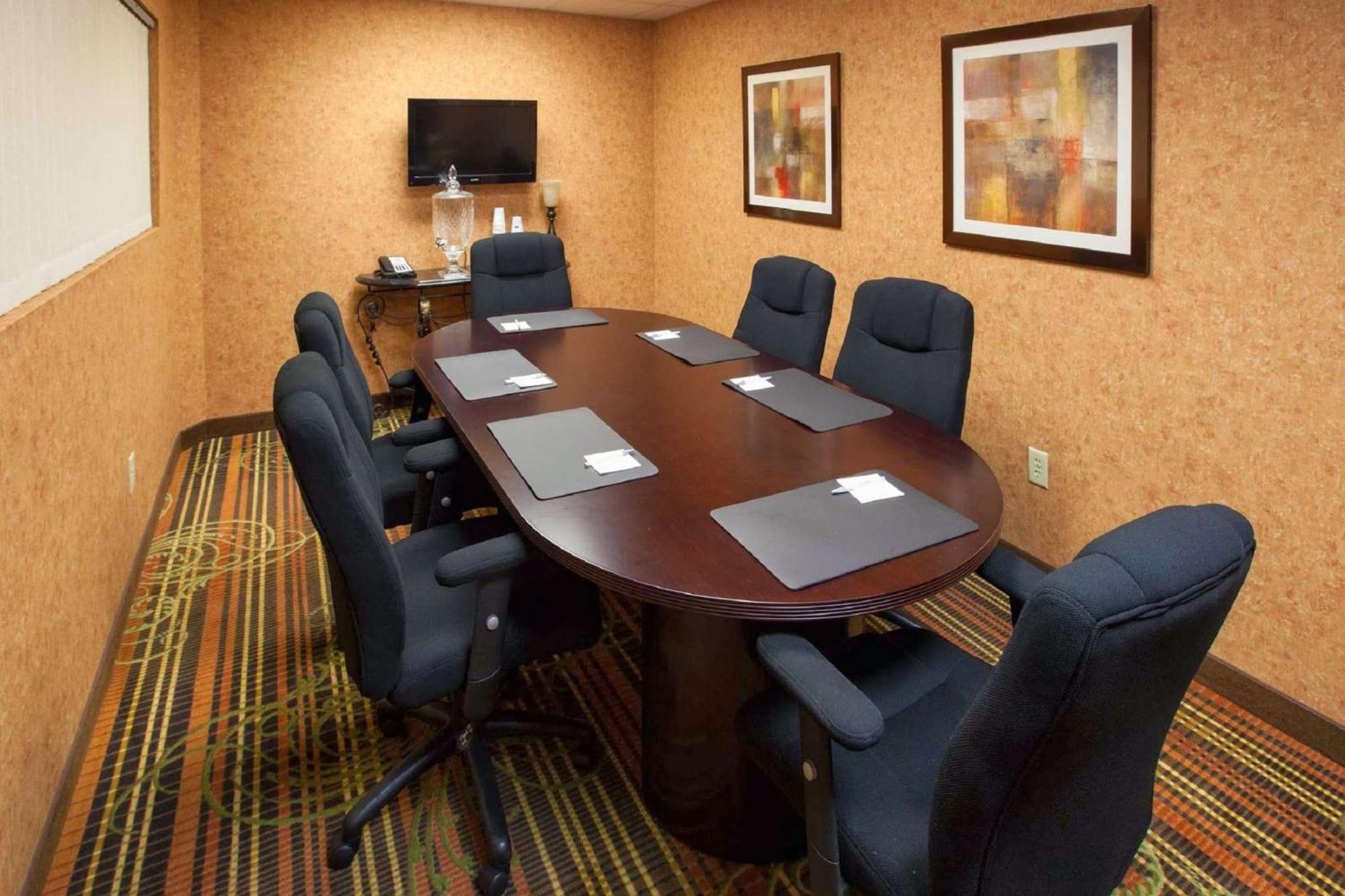 Hampton Inn & Suites Cleveland-Southeast-Стритсборо Экстерьер фото