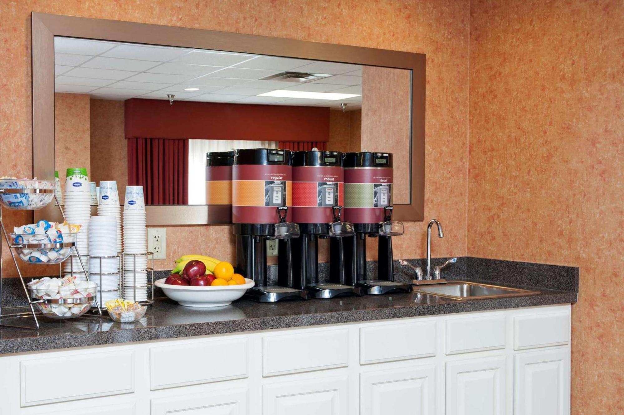 Hampton Inn & Suites Cleveland-Southeast-Стритсборо Экстерьер фото