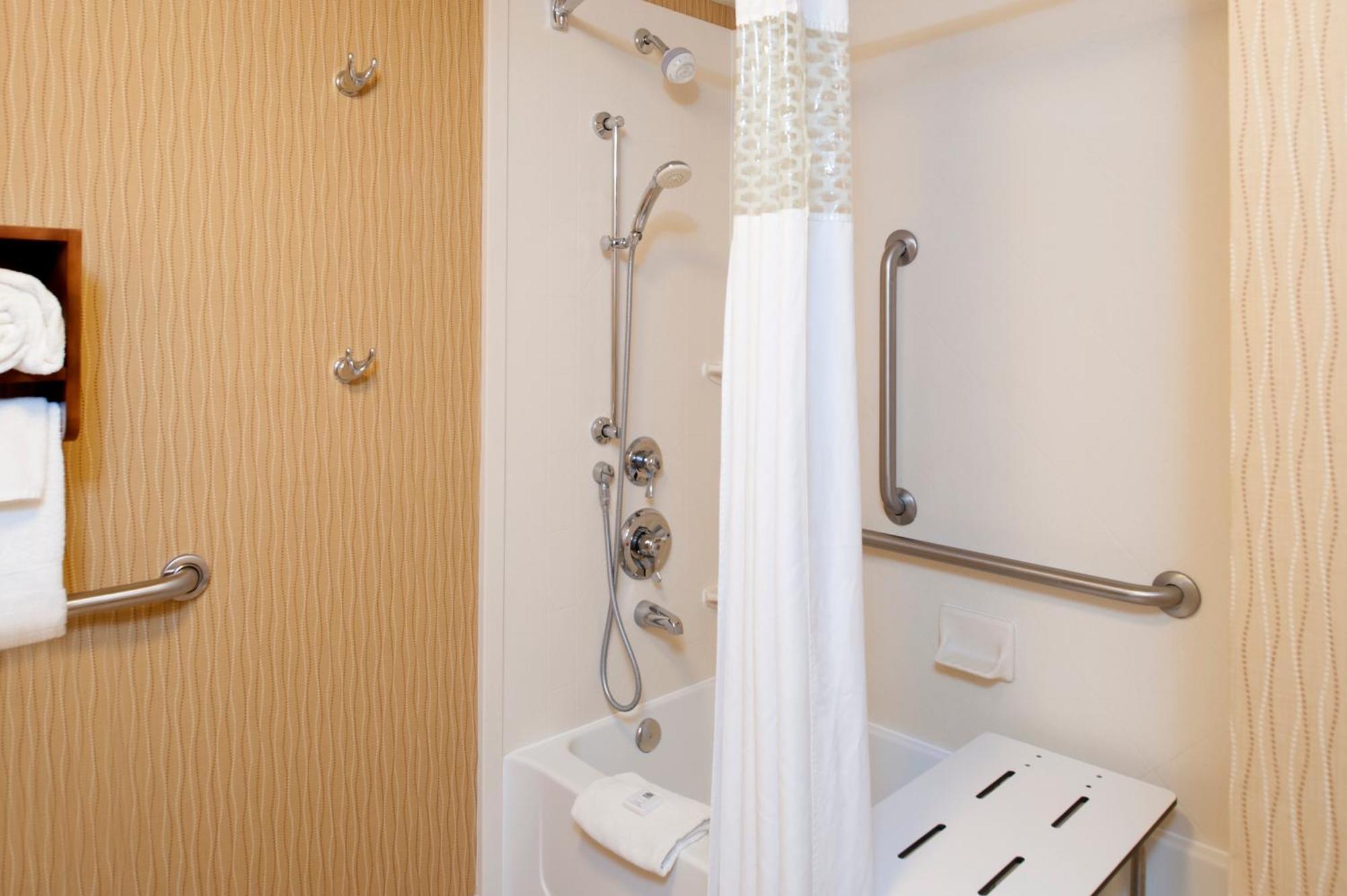 Hampton Inn & Suites Cleveland-Southeast-Стритсборо Экстерьер фото