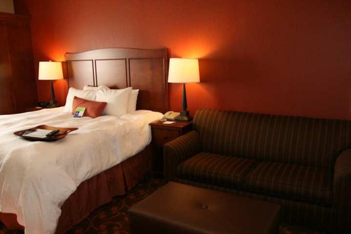 Hampton Inn & Suites Cleveland-Southeast-Стритсборо Номер фото