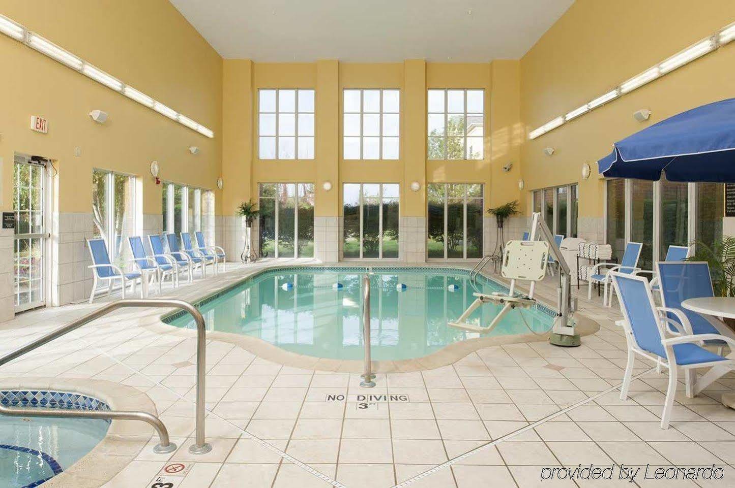 Hampton Inn & Suites Cleveland-Southeast-Стритсборо Экстерьер фото